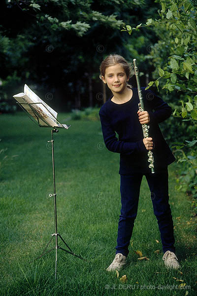 petite fille  la flte - litlle girl with her flute